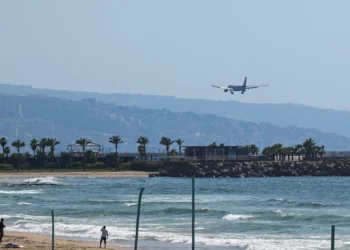 Imagen ilustrativa: un avión de Middle-East Airlines (MEA) se acerca al aeropuerto internacional de Beirut el 3 de octubre de 2024. (Joseph Eid/AFP)