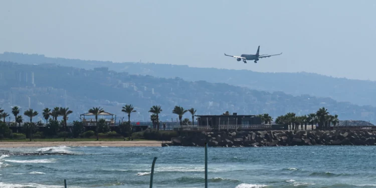 Imagen ilustrativa: un avión de Middle-East Airlines (MEA) se acerca al aeropuerto internacional de Beirut el 3 de octubre de 2024. (Joseph Eid/AFP)