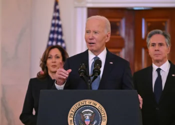 El presidente de Estados Unidos, Joe Biden (centro), anuncia que se ha alcanzado un acuerdo para un alto el fuego y la toma de rehenes entre Israel y Hamás, flanqueado por la vicepresidenta Kamala Harris (izq.) y el secretario de Estado Antony Blinken (der.), en una reunión informativa el 15 de enero de 2025. (Roberto Schmidt/AFP)