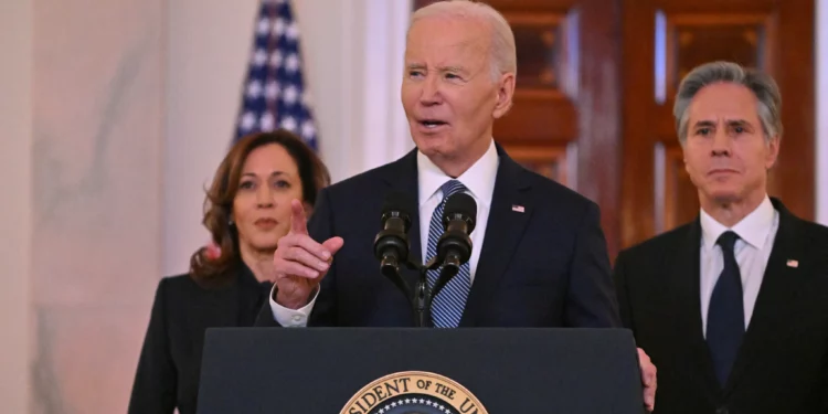 El presidente de Estados Unidos, Joe Biden (centro), anuncia que se ha alcanzado un acuerdo para un alto el fuego y la toma de rehenes entre Israel y Hamás, flanqueado por la vicepresidenta Kamala Harris (izq.) y el secretario de Estado Antony Blinken (der.), en una reunión informativa el 15 de enero de 2025. (Roberto Schmidt/AFP)