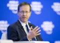 El presidente Isaac Herzog habla durante la reunión anual del Foro Económico Mundial (WEF) en Davos el 21 de enero de 2025. (FABRICE COFFRINI / AFP)