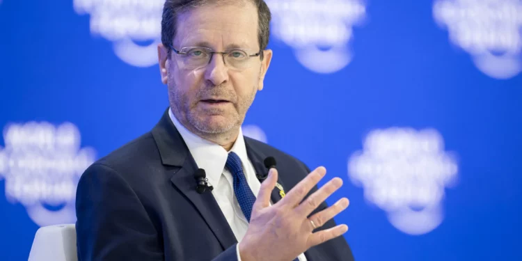 El presidente Isaac Herzog habla durante la reunión anual del Foro Económico Mundial (WEF) en Davos el 21 de enero de 2025. (FABRICE COFFRINI / AFP)