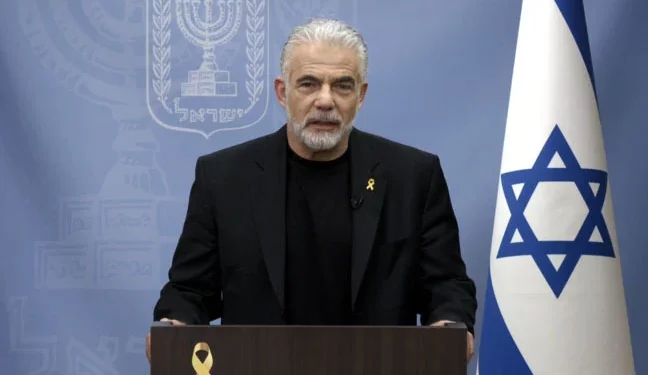 El líder de la oposición, Yair Lapid, elogia el acuerdo de alto el fuego recientemente anunciado para los rehenes en una declaración en video, el 15 de enero de 2025 (captura de pantalla)