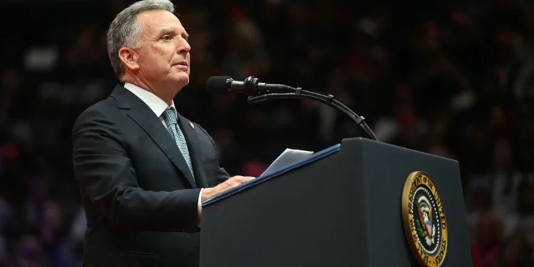 El enviado especial a Oriente Medio, Steve Witkoff, habla durante el desfile inaugural en el Capital One Arena, en Washington, DC, el 20 de enero de 2025. (Jim Watson/AFP)