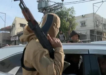 Agentes armados de Hamás desfilan en Rafah, en el sur de Gaza, después de que se suponía que el alto el fuego entraría en vigor el 19 de enero de 2025 (captura de pantalla/Al-Jazeera)