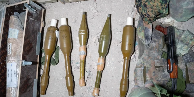 Armas de Hezbolá confiscadas por paracaidistas y comandos durante operaciones en el sur del Líbano, en una foto publicada el 6 de octubre de 2024. (Fuerzas de Defensa de Israel)