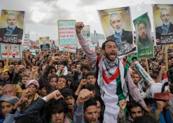 Partidarios hutíes sostienen carteles que muestran al líder asesinado de Hamás, Ismail Haniyeh, durante una manifestación contra Israel y Estados Unidos en Saná, Yemen, el viernes 16 de agosto de 2024. (Foto AP/Osamah Abdulrahman, Archivo)