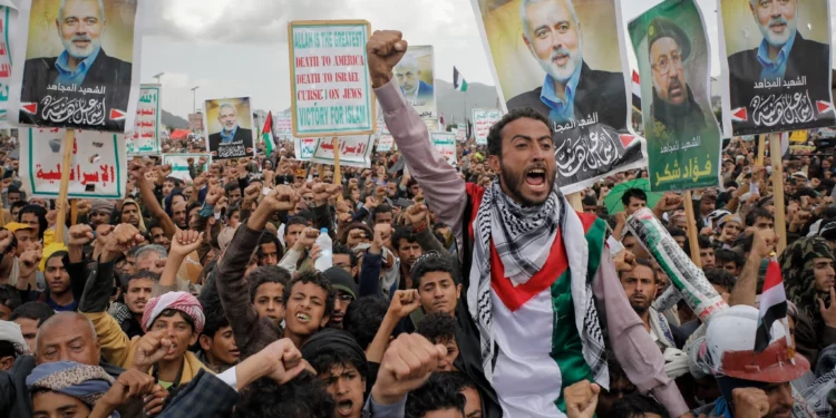 Partidarios hutíes sostienen carteles que muestran al líder asesinado de Hamás, Ismail Haniyeh, durante una manifestación contra Israel y Estados Unidos en Saná, Yemen, el viernes 16 de agosto de 2024. (Foto AP/Osamah Abdulrahman, Archivo)