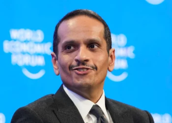 El primer ministro y ministro de Asuntos Exteriores de Qatar, Mohammed Bin Abdulrahman Al Thani, asiste a una conversación en la reunión anual del Foro Económico Mundial en Davos, Suiza, el 21 de enero de 2025. (Markus Schreiber/AP)