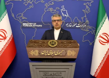 El portavoz del Ministerio de Asuntos Exteriores de Irán, Esmaeil Baghaei, ofrece una conferencia de prensa semanal en Teherán el 28 de octubre de 2024. (ATTA KENARE / AFP)