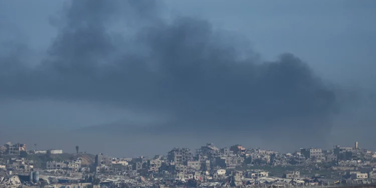 El humo se eleva tras un ataque aéreo israelí en la Franja de Gaza, visto desde el sur de Israel el 19 de enero de 2025. (Foto AP/Tsafrir Abayov)