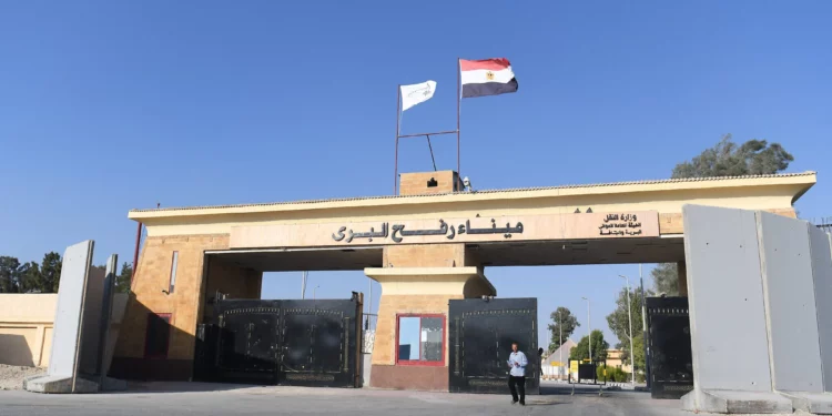 La bandera de Egipto ondea al viento en el lado egipcio del cruce fronterizo de Rafah con la Franja de Gaza, el 9 de septiembre de 2024. (AFP)