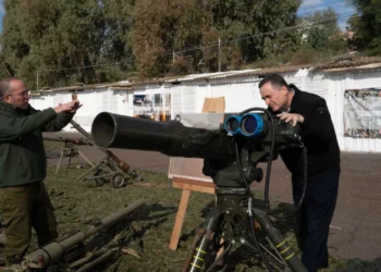 El ministro de Defensa, Israel Katz, en una exhibición de armas capturadas por Hezbolá por parte de las FDI en una base militar en el norte de Israel, el 5 de enero de 2025. (Fuerzas de Defensa de Israel)