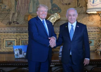 El expresidente estadounidense Donald Trump (izquierda) recibe al primer ministro Benjamin Netanyahu en su resort de Mar-a-Lago, Florida, el 26 de julio de 2024. (Amos Ben Gershom/GPO)