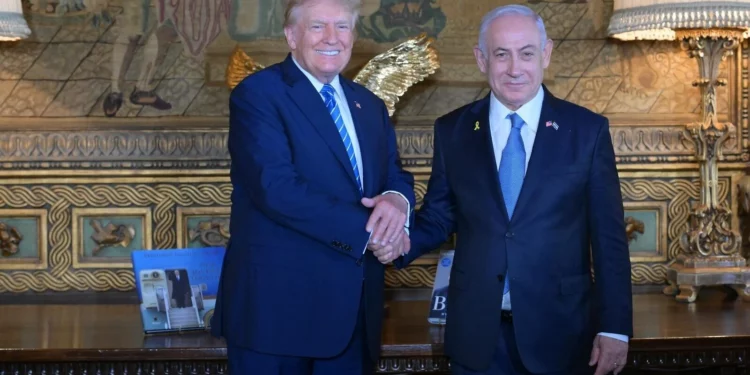 El expresidente estadounidense Donald Trump (izquierda) recibe al primer ministro Benjamin Netanyahu en su resort de Mar-a-Lago, Florida, el 26 de julio de 2024. (Amos Ben Gershom/GPO)