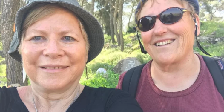 Las cuñadas Rachel Cohen (izq.), de 73 años, y Aliza Raiz, de 70, murieron en un ataque terrorista con disparos en la aldea de al-Funduq, en Judea y Samaria, el 6 de enero de 2025. (Cortesía)