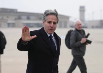 El secretario de Estado de Estados Unidos, Antony Blinken, saluda antes de abordar un avión en la base aérea de Osan en Pyeongtaek el 6 de enero de 2025. (Lee Jin-man/Pool/AFP)