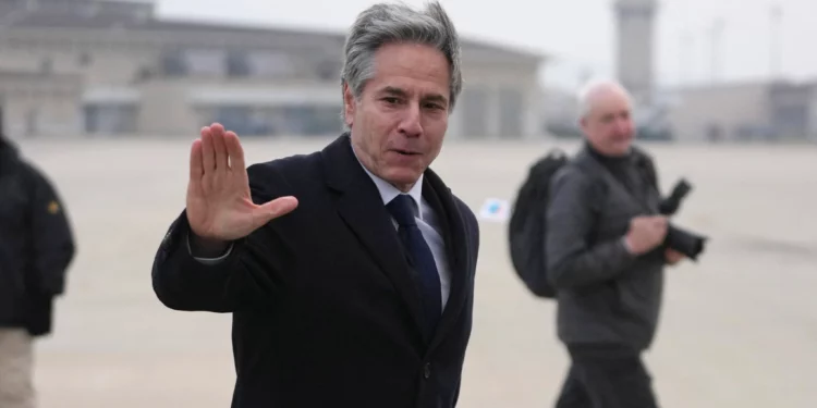 El secretario de Estado de Estados Unidos, Antony Blinken, saluda antes de abordar un avión en la base aérea de Osan en Pyeongtaek el 6 de enero de 2025. (Lee Jin-man/Pool/AFP)