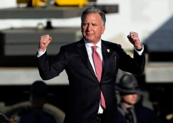 Steve Witkoff llega a un acto de campaña de Donald Trump en el Butler Farm Show, el 5 de octubre de 2024, en Butler, Pensilvania. (Foto AP/Julia Demaree Nikhinson)