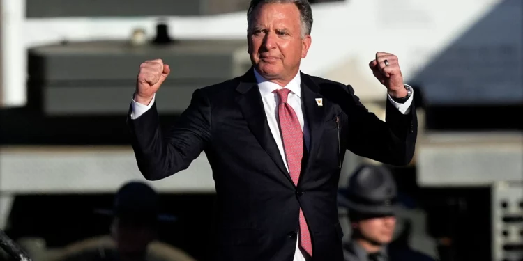 Steve Witkoff llega a un acto de campaña de Donald Trump en el Butler Farm Show, el 5 de octubre de 2024, en Butler, Pensilvania. (Foto AP/Julia Demaree Nikhinson)