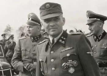 Rudolf Höss, comandante de Auschwitz, en el campo de exterminio en 1943 (Dominio público)