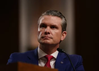 Pete Hegseth, candidato del presidente electo de Estados Unidos, Donald Trump, para el cargo de secretario de Defensa, testifica durante su audiencia de confirmación ante el Comité de Servicios Armados del Senado en el Capitolio el 14 de enero de 2025, en Washington, DC. (ALLISON ROBBERT / AFP)