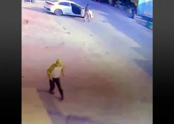 Captura de pantalla de un video de CCTV que muestra a terroristas palestinos que llevaron a cabo un ataque con disparos mortal en la aldea de al-Funduq, en Judea y Samaria, el 6 de enero de 2025 (Captura de pantalla/X)