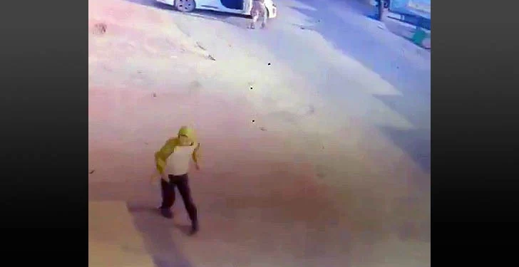 Captura de pantalla de un video de CCTV que muestra a terroristas palestinos que llevaron a cabo un ataque con disparos mortal en la aldea de al-Funduq, en Judea y Samaria, el 6 de enero de 2025 (Captura de pantalla/X)