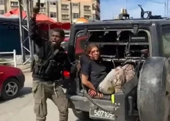 Captura de pantalla de un vídeo en el que el terrorista de Hamás Muhammad Abu Aseed celebra el secuestro de la soldado de las Fuerzas de Defensa de Israel Naama Levy el 7 de octubre de 2023. (Utilizado de conformidad con la cláusula 27a de la Ley de Derechos de Autor)