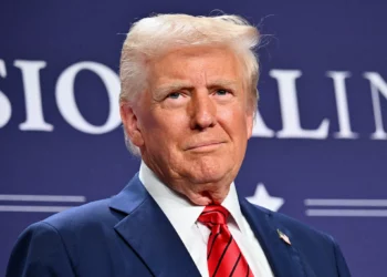 El presidente de Estados Unidos, Donald Trump, observa después de pronunciar un discurso en la cena de la Conferencia de Miembros Republicanos de la Cámara de Representantes en Trump National Doral Miami, en Miami, Florida, el 27 de enero de 2025. (Mandel Ngan/AFP)