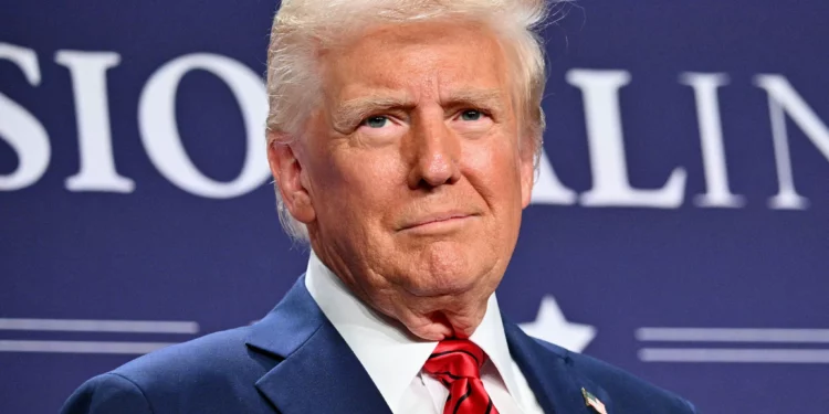 El presidente de Estados Unidos, Donald Trump, observa después de pronunciar un discurso en la cena de la Conferencia de Miembros Republicanos de la Cámara de Representantes en Trump National Doral Miami, en Miami, Florida, el 27 de enero de 2025. (Mandel Ngan/AFP)