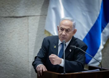 El primer ministro, Benjamín Netanyahu, se dirige a la Knéset en Jerusalén, el 23 de diciembre de 2024. (Chaim Goldberg/Flash90)