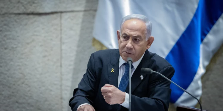 El primer ministro, Benjamín Netanyahu, se dirige a la Knéset en Jerusalén, el 23 de diciembre de 2024. (Chaim Goldberg/Flash90)