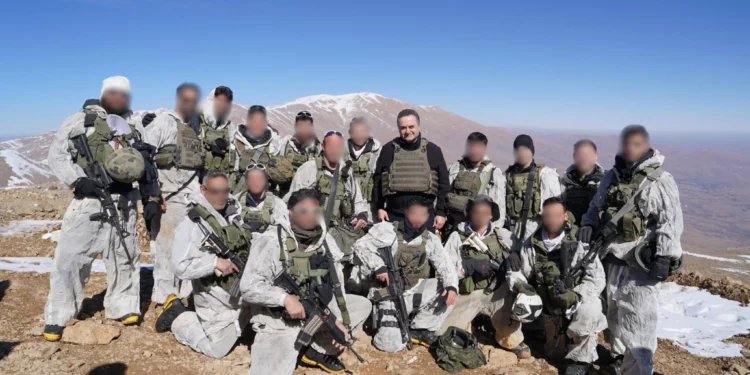 El ministro de Defensa, Israel Katz, se reúne con tropas de la Unidad Alpinista en la cima del monte Hermón, Siria, el 28 de enero de 2025. (Ariel Hermoni/Ministerio de Defensa)