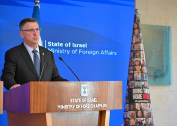 El ministro de Asuntos Exteriores, Gideon Sa'ar, habla en una conferencia de prensa en el Ministerio de Asuntos Exteriores en Jerusalén el 13 de enero de 2025. (Shlomi Amsalem/GPO)