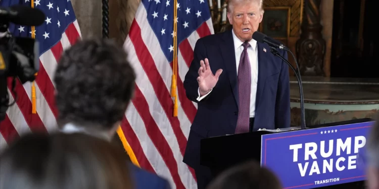 El presidente electo de Estados Unidos, Donald Trump, habla durante una conferencia de prensa en Mar-a-Lago, el 7 de enero de 2025, en Palm Beach, Florida. (AP/ Evan Vucci)