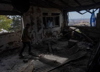 Igor Abramovich inspecciona los graves daños sufridos por una casa durante la guerra entre Hezbolá e Israel en el kibutz Manara, en la frontera con Líbano, en el norte de Israel, el 5 de enero de 2025. (Foto AP/Ariel Schalit)