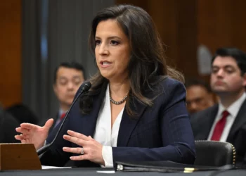 La representante estadounidense Elise Stefanik, republicana por Nueva York, testifica ante el Comité de Relaciones Exteriores del Senado sobre su nominación para ser embajadora ante las Naciones Unidas, en el Capitolio en Washington, el 21 de enero de 2025. (Saul Loeb/AFP)