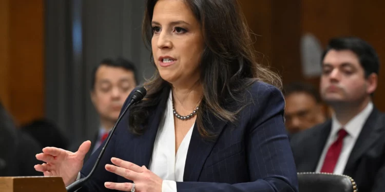 La representante estadounidense Elise Stefanik, republicana por Nueva York, testifica ante el Comité de Relaciones Exteriores del Senado sobre su nominación para ser embajadora ante las Naciones Unidas, en el Capitolio en Washington, el 21 de enero de 2025. (Saul Loeb/AFP)