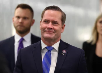 El representante estadounidense Michael Waltz ingresa al Comité de Servicios Armados del Senado en el Capitolio el 14 de enero de 2025. (Kayla Bartkowski/GETTY IMAGES NORTH AMERICA / Getty Images via AFP)