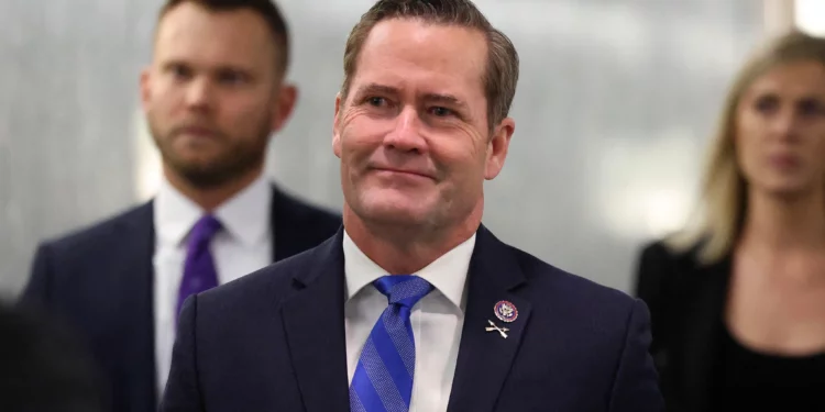 El representante estadounidense Michael Waltz ingresa al Comité de Servicios Armados del Senado en el Capitolio el 14 de enero de 2025. (Kayla Bartkowski/GETTY IMAGES NORTH AMERICA / Getty Images via AFP)