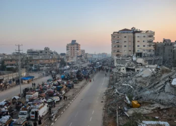 Los vehículos se alinean a lo largo de la carretera Salah a-Din en Nuseirat, cerca del corredor Netzarim, mientras esperan para cruzar a la parte norte de la Franja de Gaza el 27 de enero de 2025. (Eyad Baba / AFP)