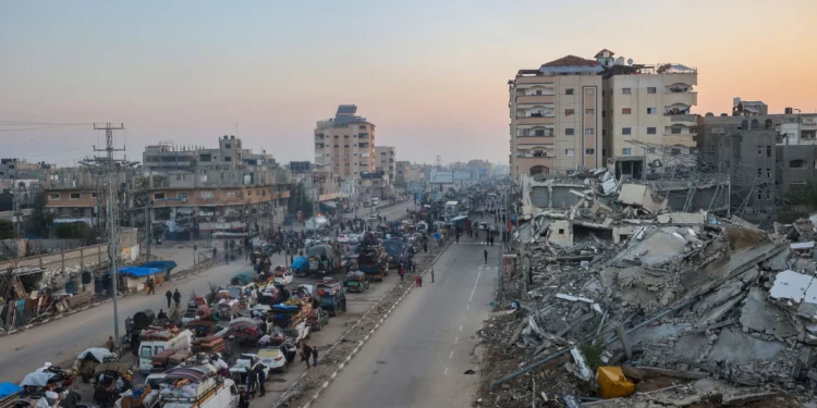 Los vehículos se alinean a lo largo de la carretera Salah a-Din en Nuseirat, cerca del corredor Netzarim, mientras esperan para cruzar a la parte norte de la Franja de Gaza el 27 de enero de 2025. (Eyad Baba / AFP)