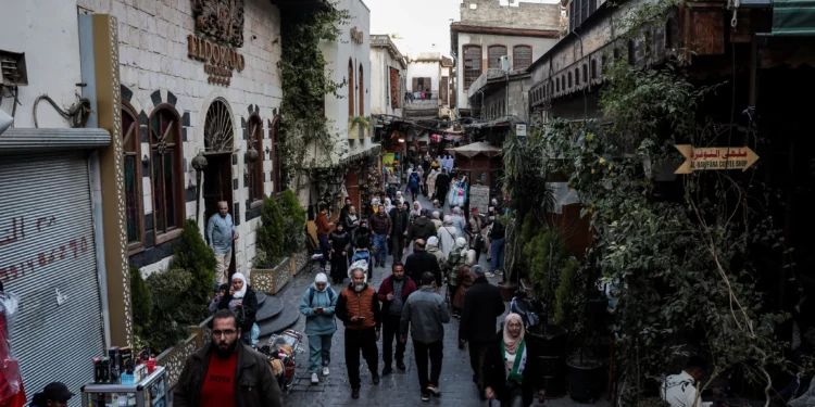 La gente camina por un callejón de mercado en la ciudad vieja de Damasco, Siria, el 18 de enero de 2025. (OMAR HAJ KADOUR / AFP)