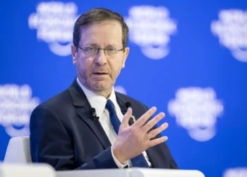 El presidente Isaac Herzog habla durante la reunión anual del Foro Económico Mundial (WEF) en Davos el 21 de enero de 2025. (FABRICE COFFRINI / AFP)