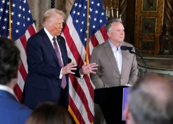 El presidente electo Donald Trump habla mientras Steve Witkoff lo escucha durante una conferencia de prensa en Mar-a-Lago, el 7 de enero de 2025, en Palm Beach, Florida. (AP/ Evan Vucci)