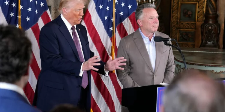 El presidente electo Donald Trump habla mientras Steve Witkoff lo escucha durante una conferencia de prensa en Mar-a-Lago, el 7 de enero de 2025, en Palm Beach, Florida. (AP/ Evan Vucci)