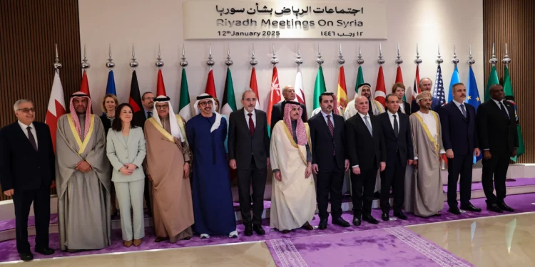 El ministro de Asuntos Exteriores de Arabia Saudí, Faisal bin Farhan, durante una reunión de diplomáticos de alto rango de Oriente Medio y Europa para debatir sobre Siria, posa para una fotografía con los participantes en Riad el 12 de enero de 2025. (Foto de Fayez Nureldine / AFP)