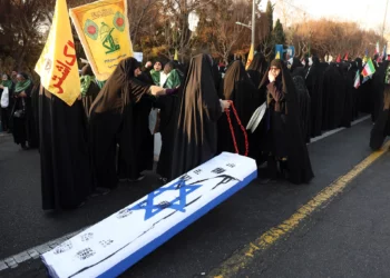 Iraníes tiran de una caja que simboliza un ataúd israelí durante una manifestación antiisraelí para mostrar su solidaridad con el pueblo palestino y libanés, en Teherán, el 10 de enero de 2025. (AFP)