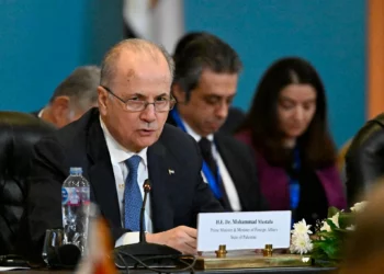 El primer ministro de la Autoridad Palestina, Mohammad Mustafa, habla durante una conferencia humanitaria para Gaza en El Cairo el 2 de diciembre de 2024 (Foto de Khaled DESOUKI / AFP)